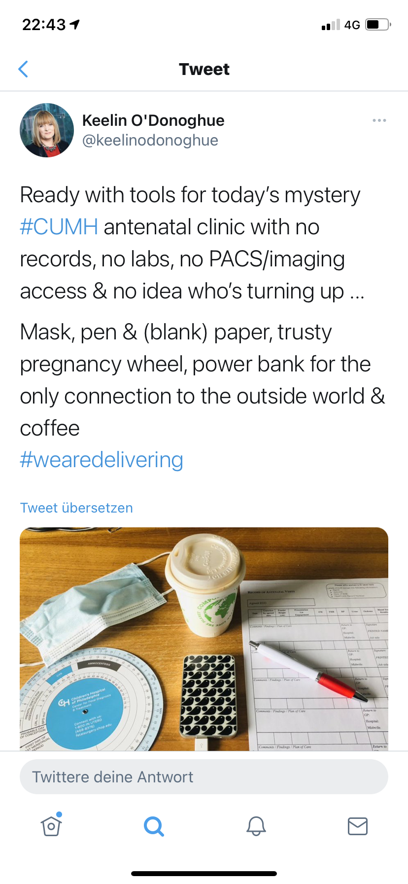 Das Bild zeigt den Arbeitsplatz von Keelin O'Donoghue mit Papier, Kugelschreiber, Handy und einer Tasse Kaffee.